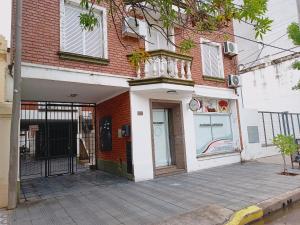 einen Eingang zu einem Gebäude mit offener Tür in der Unterkunft Depto 1 San Jorge in Villa María