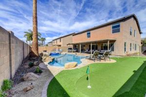 una casa con patio con piscina y putting green en Spacious Arizona Home Pool, 9 Mi to San Tan Mtn, en Queen Creek