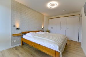 ein Schlafzimmer mit einem großen Bett in einem Zimmer in der Unterkunft Haus Nordseebrandung NC24 in Cuxhaven
