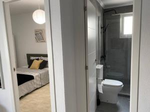 1 dormitorio con 1 cama y baño con aseo. en Sol y Playa Costa Blanca, en Torrevieja 16 fotos más