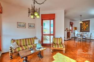 ein Wohnzimmer mit 2 Sofas und einem Tisch in der Unterkunft Casa Paradiso in Vico Equense