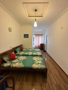 ヌワラエリヤにあるLAKMI'Sの部屋にベッドが2つある寝室