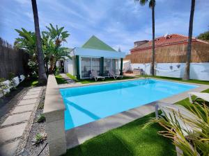 a swimming pool in the backyard of a house at Villa Nuria con piscina privada in Playa del Ingles