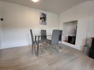 - une table à manger et des chaises dans une pièce dans l'établissement Cosy Apartment By Clapham South Underground!, à Londres