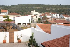 a view of a town with white buildings at Ti Noémia - casa de vila in Minde