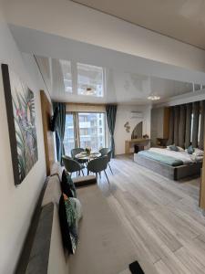 a hotel room with a bed and a dining table at ELLA by Complex Almar Luxury in Mamaia Sat/Năvodari +57 photos