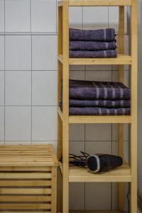 un'unità di legno con asciugamani viola di FeWo Am Grassi Museum a Lipsia