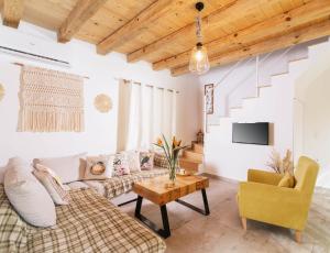 sala de estar con sofá y mesa en Villa Pagona, en Pitsidia