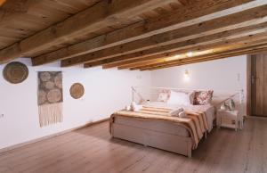 1 dormitorio con cama y techo de madera en Villa Pagona, en Pitsidia