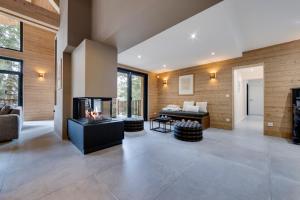 salon z kominkiem w domu w obiekcie Chalet du Bois Melay - piscine - proche pistes - 15 personnes w mieście Plagne 1800