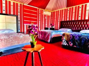 Postel nebo postele na pokoji v ubytování Rum Titanic Camp