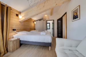 Łóżko lub łóżka w pokoju w obiekcie Chalet du Bois Melay - piscine - proche pistes - 15 personnes