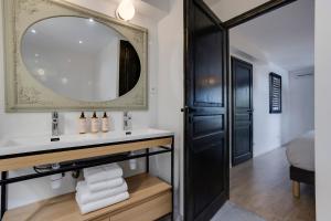 Łazienka w obiekcie Chalet du Bois Melay - piscine - proche pistes - 15 personnes