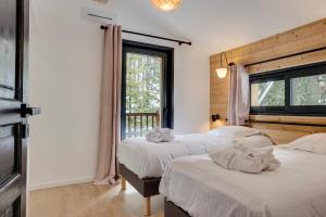 Łóżko lub łóżka w pokoju w obiekcie Chalet du Bois Melay - piscine - proche pistes - 15 personnes