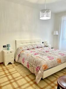 a bedroom with a bed and a table and a chair at Casa Vacanze Ca' di Lucchini in San Benedetto Val di Sambro