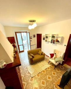 een woonkamer met een bank en 2 stoelen bij Casa Vacanze Ca' di Lucchini in San Benedetto Val di Sambro