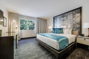 um quarto de hotel com uma cama grande e uma janela em Venezia em Miami Beach