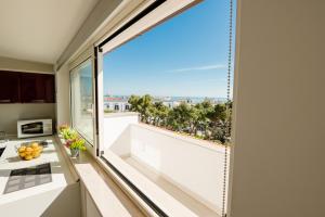 cocina con ventana grande con vistas a la ciudad en La Casa sui Giardini, en Vieste