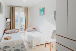 1 dormitorio con 2 camas y 1 silla en Apartments Jelovac Porec, en Poreč