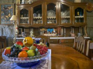 Casa do Abeto في Carvalhosa: وعاء من الفواكه على طاولة في مطبخ