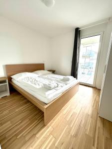 1 dormitorio con cama y ventana grande en FORSTHAUS 32 FREE GARAGE, en Viena