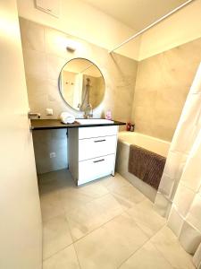uma casa de banho com um lavatório, um espelho e uma banheira em FORSTHAUS 32 FREE GARAGE em Viena