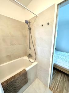 uma casa de banho com banheira e chuveiro em FORSTHAUS 32 FREE GARAGE em Viena
