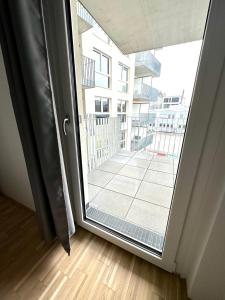 una puerta abierta con vistas a un balcón en FORSTHAUS 32 FREE GARAGE, en Viena