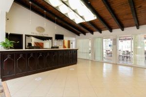 eine Lobby mit Rezeption in einem Gebäude in der Unterkunft Hotel Villa Mercedes San Cristobal in San Cristóbal de las Casas