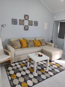 sala de estar con sofá y mesa en Riviera Beach B, en Praia da Vitória