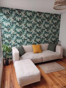 Le loft في نيس: غرفة معيشة مع أريكة وجدار