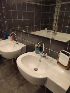 Le loft في نيس: حمام به مغسلتين بيضاء ومرآة