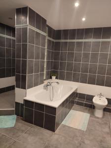 Le loft في نيس: حمام مع حوض ومرحاض