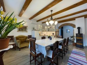 a kitchen and dining room with a table and chairs at Kis-Duna Vendégház in Dunabogdány