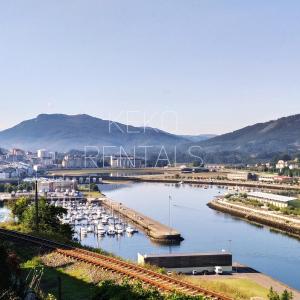 widok na marinę z łodziami na wodzie w obiekcie Covas Beach Jardín w mieście Viveiro