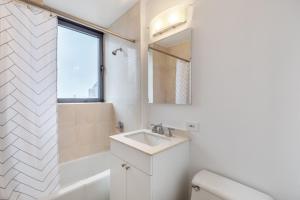 Ένα μπάνιο στο Midtown 2BR w Pool Gym Parking nr Broadway NYC-381 +20 φωτογραφίες
