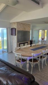 une grande salle à manger avec une grande table et des chaises dans l'établissement Seaside Tresure., à Mossel Bay