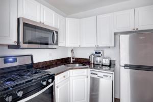A cozinha ou cozinha compacta de UES 1BR wDoorman 15m nr Central Park NYC-198