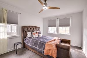 1 dormitorio con 1 cama y ventilador de techo en Chic and Modern NOLA Home about 3 Mi to French Quarter, en Nueva Orleans