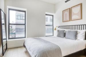 Een bed of bedden in een kamer bij Downtown BK 2BR w Terrace WD nr Barclays NYC-658