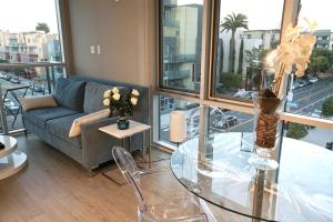 - un salon avec un canapé et une table en verre dans l'établissement 2 bedroom 2 bathroom Masterpiece with Pool, à Los Angeles