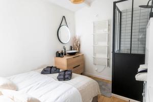 Łóżko lub łóżka w pokoju w obiekcie Maison chaleureuse à 5 mins des remparts