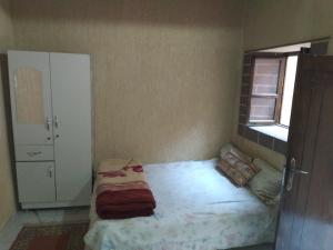ティーズニートにあるAppartement a louer MASSINIのベッドと窓のある小さな寝室