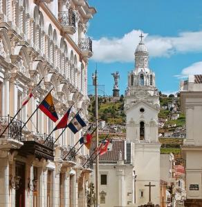 een groep vlaggen aan de zijkant van een gebouw bij La Rosario in Quito