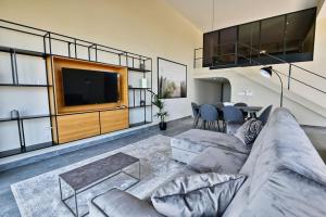 sala de estar con sofá, TV y mesa en Luxurious Maisonette with Pool, en Tal-Barmil