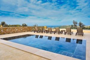 Bazén v ubytování Luxurious Maisonette with Pool in Xaghra nebo v jeho okolí