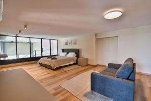 1 dormitorio con 1 cama y 1 sofá en Luxurious Maisonette with Pool, en Tal-Barmil