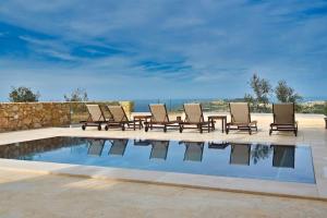 Bazén v ubytování Luxurious Maisonette with Pool in Xaghra nebo v jeho okolí