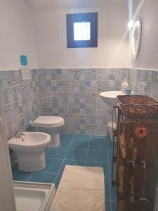 a bathroom with two toilets and a sink at B&B La Torre Antica in Foce Varano