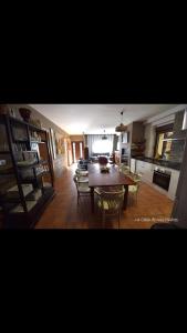 a kitchen with a dining room table and chairs at La Casa de mis Padres in Rabanales
